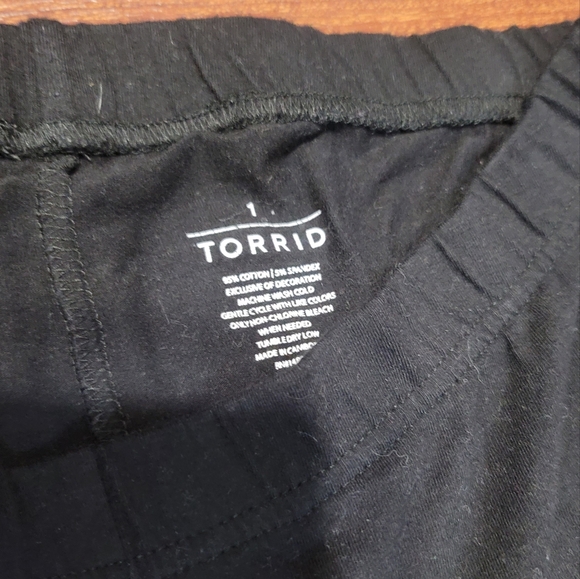 Torrid Lace Bottom Capri Legging Size 1 - Picture 2 of 3